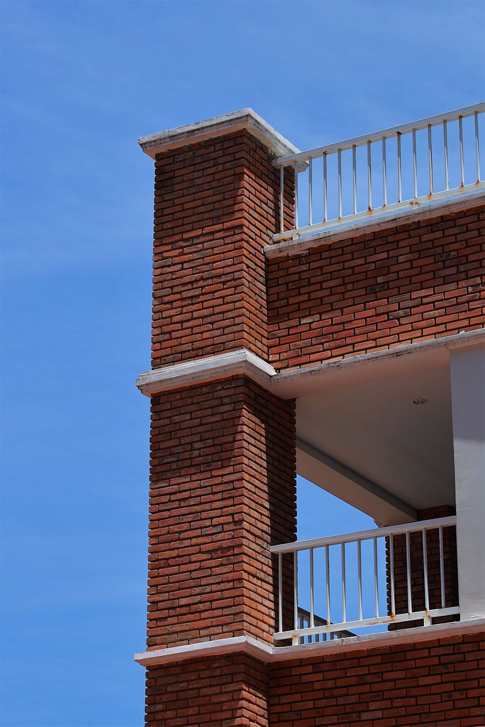 Détail architectural d'un bâtiment construit en brique de terre comprimée