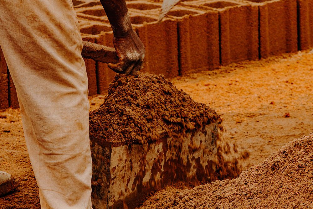 Contrôle artisanal du mélange de terre stabilisée sur le site de fabrication